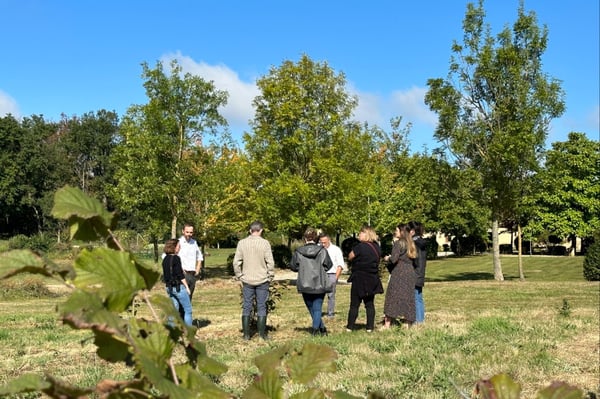 Photo de personnes discutant avec un agriculteur
